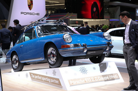 Porsche 911 (1965) - mit Skiern - Genfer Automobilsalon 2019 Porsche 911 (1965) - mit Skiern - Genfer Automobilsalon 2019