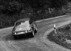 Bild: Porsche 911 (1966) - Eberhard Mahle gibt in Rossfeld 1966 beim ersten Rennen zur Europa Bergmeisterschaft richtig Gas