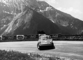 Bild: Porsche 911 (1966) - Eberhard Mahle gibt in Rossfeld 1966 beim ersten Rennen zur Europa Bergmeisterschaft richtig Gas