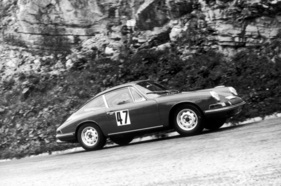 Porsche 911 (1966) - Eberhard Mahle im 166 PS starken Porsche in Rossfeld 1966 beim ersten Rennen zur Europa Bergmeisterschaft (1966)