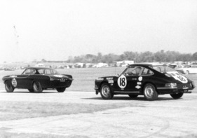 Porsche 911 (1966) in Daytona 1966 - Der Volvo P1800 A wird vom Sieger der GT2.0 Klasse Porsche 911 gejagt