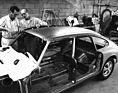 Porsche 911 (1967) - Bill Troutman (links) und sein deutscher Blechbiege-Magier Emil Diedt. Sogar dessen Fähigkeiten sind mit abgebildet – die Dachhaut des Four-Door-911 rollte und klopfte er aus einer einzigen Blechbahn