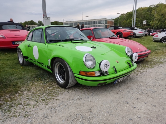 Porsche 911 (1970) mit verbreiterten Kotflügeln und mächtigen Zusatzscheinwerfern – Porsche-Treffen Dinslaken 2022