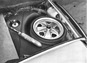 Porsche 911 (1972) - Zusammenfaltbarer Ersatzreifen schafft Platz für aufpreispflichtigen 90-Liter-Tank (© Archiv Automobil Revue) Porsche 911 (1972) - Zusammenfaltbarer Ersatzreifen schafft Platz für aufpreispflichtigen 90-Liter-Tank (© Archiv Automobil Revue)