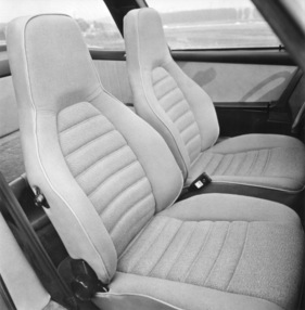 Porsche 911 (1974) - Fahrer- und Beifahrersitz
