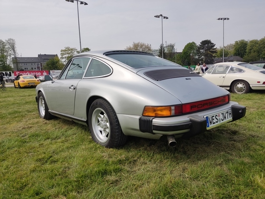 Bild Porsche 911 (1974) – US-Modell mit "Cookie Cutter"-Rädern von ATS – Porsche-Treffen Dinslaken 2022