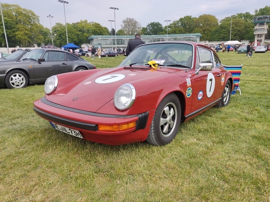 Porsche 911 (1974) in der eher untypischen Gulf-Farbe "Perurot" – Porsche-Treffen Dinslaken 2022