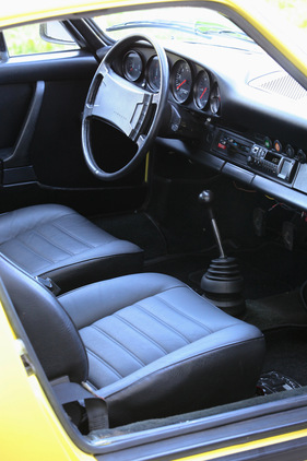 Porsche 911 (1975) - Schwarz dominiert im Innenraum