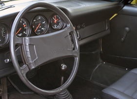 Porsche 911 (1975) - Sicherheitslenkrad im Cockpit