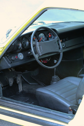Porsche 911 (1975) - das Zündschloss sitzt natürlich links vom Lenkrad