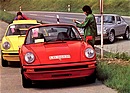Porsche 911 (1975) - eine Karawane von Presse-Fahrzeugen, auch hier knallige Farben