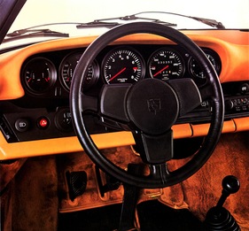 Porsche 911 (1976) - mit neu gestaltetem Lenkrad - aus einem Verkaufsprospekt