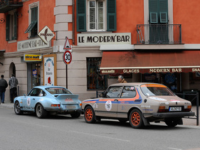 Porsche 911 (1989) und Saab 99 Coupé (1982) beim obligatorischen Zwischenstopp mit Café au lait - an der AvD-Histo-Monte 2011