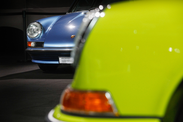 Porsche 911 2.4 S Targa (1973) - zusammen mit Artgenosse auf dem Stand von Porsche Classic Partner Zürich - 38. Auto Zürich 2025