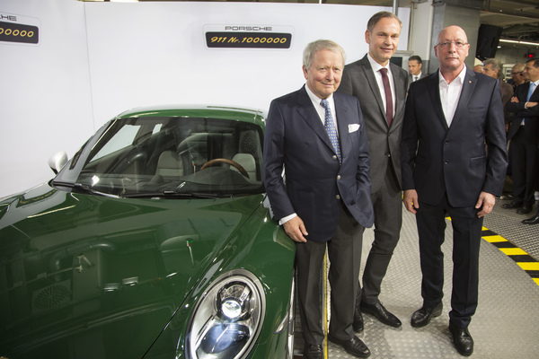 Bild: Porsche 911 (2017) - der einmillionste Porsche 911 mit Dr. Wolfgang Porsche, Aufsichtsratsvorsitzender Porsche AG, Oliver Blume, Vorstandsvorsitzender Porsche AG und Uwe Hück, Gesamtbetriebsratsvorsitzender Porsche AG (v.l.n.r.)