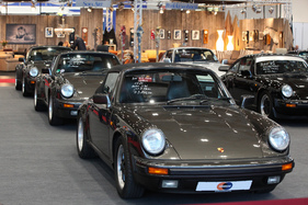 Porsche 911 3.2 Cabriolet (1989) - angeboten für EUR 79'800, dahinter weitere 911er in derselben Farbe - Retro Classics Bavaria 2019