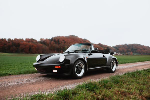 Bild: Porsche 911 (930) Turbo Cabriolet (1987) - als Lot 110 an der "Gstaad Classic Car Auction" der Oldtimer Galerie Toffen am 29 Dezember 2023