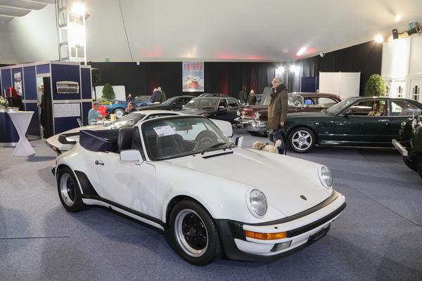 Porsche 911 (930) Turbo Cabriolet (1989) - als Lot 125 an der Versteigerung der Oldtimer Galerie in Gstaad am 29. Dezember 2022