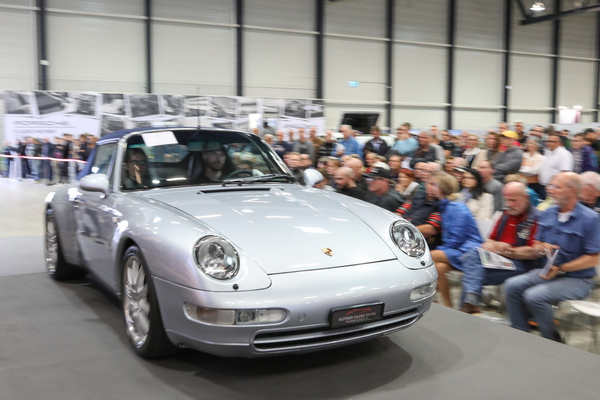 Porsche 911 (993) Carrera 4 Cabriolet (1996) - Lot 31 an der Swiss Classic World Versteigerung der Oldtimer Galerie am 1. Juni 2024