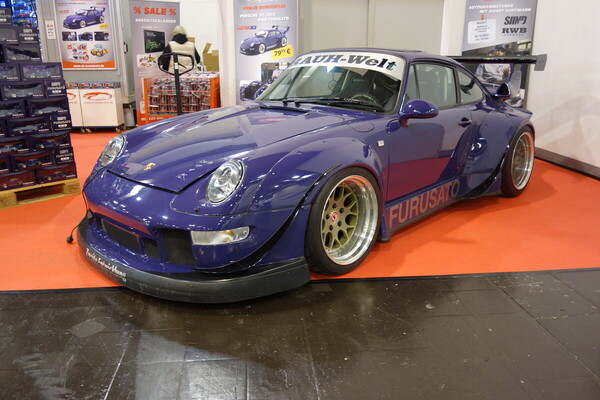 Porsche 911 Carrera 2 RWB "Furusato" (1995) – gab es im Maßstab 1:18 zu kaufen – Essen Motor Show 2023