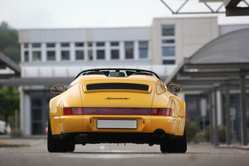 Porsche 911 Carrera 2 Speedster "Turbo Look" (1993) - aus dieser Perspektive wirkt der Wagen besonders breit und flach Porsche 911 Carrera 2 Speedster "Turbo Look" (1993) - aus dieser Perspektive wirkt der Wagen besonders breit und flach