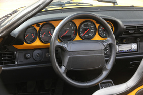 Porsche 911 Carrera 2 Speedster "Turbo Look" (1993) - fünf Rundinstrumente auf wagenfarbigem Hintergrund