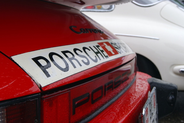 Porsche 911 Carrera 3.2 (1984) – gemalt statt geklebt: Club-Banderole am Heck – Oldtimer-Treff Shopping-Raststätte Würenlos 2024