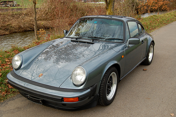Porsche 911 Carrera 3.2 Coupé (1984) - angeboten als Lot 78 an der Versteigerung der Oldtimer Galerie Toffen vom 1. Dezember 2012