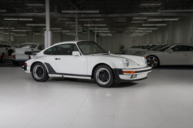Porsche 911 Carrera 3.2 'Turbo-Look' Coupé (1984) - Lot 2149 an der RM/Sotheby's "The White Collection" Versteigerung in Houston am 1./2. Dezember 2023