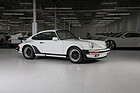 Bild: Porsche 911 Carrera 3.2 'Turbo-Look' Coupé (1984) - Lot 2149 an der RM/Sotheby's "The White Collection" Versteigerung in Houston am 1./2. Dezember 2023