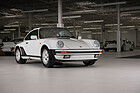 Bild: Porsche 911 Carrera 3.2 'Turbo-Look' Coupé (1986) - Lot 2125 an der RM/Sotheby's "The White Collection" Versteigerung in Houston am 1./2. Dezember 2023