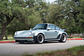 Porsche 911 Classic Turbo Reimagined by Singer (1990) - als Lot 028 an der Gooding Christie's Pebble Beach Versteigerung 2025 (© Josh Hway - Courtesy Gooding Christie's, 2025) Porsche 911 Classic Turbo Reimagined by Singer (1990) - als Lot 028 an der Gooding Christie's Pebble Beach Versteigerung 2025 (© Josh Hway - Courtesy Gooding Christie's, 2025)