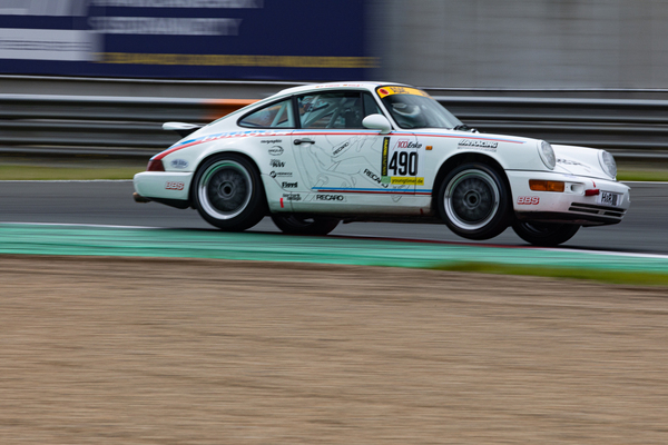 Porsche 911 Cup – Patrick Simon verlor hier kurz den Bodenkontakt, kam aber auf Platz 3 ins Ziel – Historic Grand Prix Zolder 2024