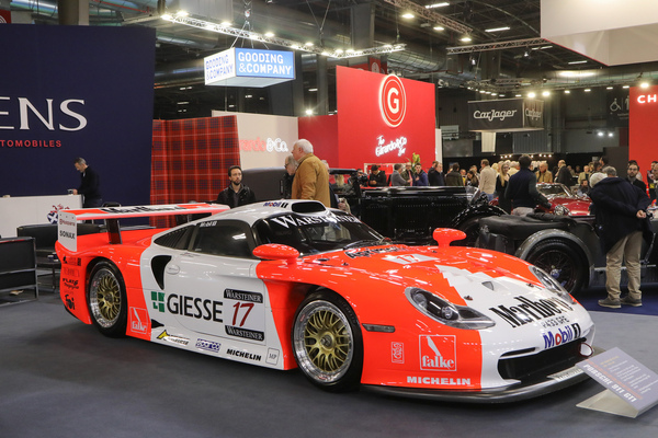 Porsche 911 GT1 (1997) - eines von neun Kundenfahrzeugen, gesehen bei Fisken - Rétromobile Paris 2024