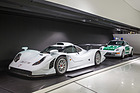 Bild: Porsche 911 GT1 (1998) vor Polizei-Porsche-911 im Porsche-Museum in Stuttgart