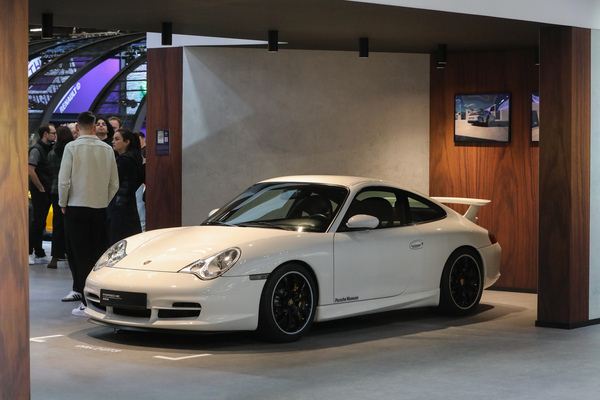 Bild Porsche 911 GT3 (1999) – auf dem Porsche-Werksstand – Rétromobile Paris 2025