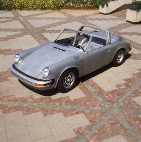 Porsche 911 "J-Serie" (1975) - Als erster Automobilhersteller bringt Porsche beiderseitig feuerverzinkte Bleche zum Einsatz und erhöht somit die Langlebigkeit der Karosserien und gewährt Langzeit-Garantie gegen Rostschäden (1975)