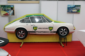 Porsche 911 R (1967) - Faksimile des BP-Weltrekordautos aus originalen Blechen aufgebaut - in der Porsche-Sonderschau - Oldtimer- und Teilemarkt Fribourg 2014