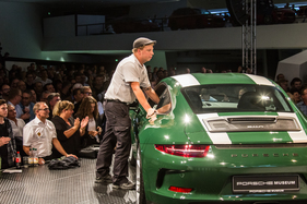 Porsche 911 R Typ 991 (2015) an der Porsche Soundnacht 2016 - wird auf die Bühne gerollt