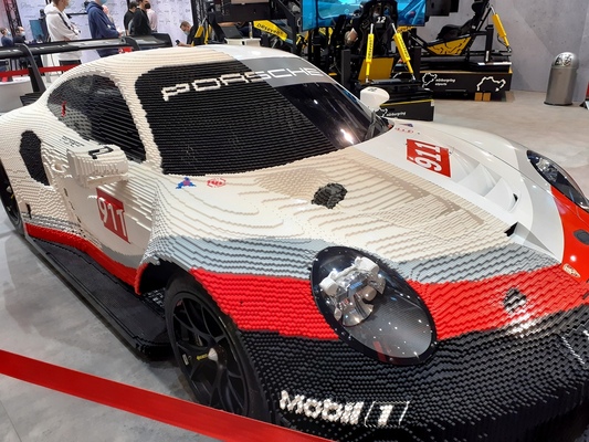 Porsche 911 RSR (2019) – Zur Hälfte aus Klemmbausteinen gebaut – Essen Motor Show 2021