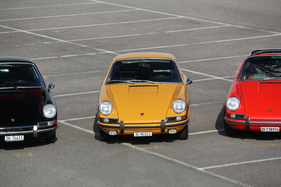 Porsche 911 S (1967) - dieses Bild könnte auch aus der damaligen Zeit stammen, denn es zeigt einen 912, einen 911 S und einen 911 Targa der Sechzigerjahre