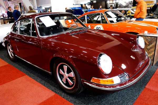 Porsche 911 S (1970) – in der Farbe Burgundrot – Interclassics Classic Car Show Brüssel 2023