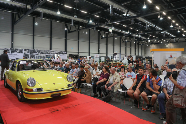Porsche 911 S 2.4 "Ölklappe" (1972) - als Lot 38 an der Swiss Classic World Versteigerung der Oldtimer Galerie Toffen in Luzern am 3. Juni 2023