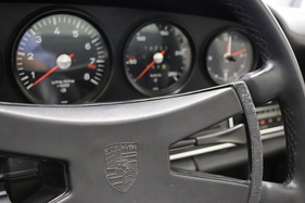 Porsche 911 S 2.4 Targa (1972) - Porsche-Wappen auf dem Lenkrad