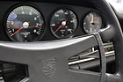 Porsche 911 S 2.4 Targa (1972) - Porsche-Wappen auf dem Lenkrad
