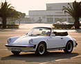 Porsche 911 SC Cabriolet (1982) - Der offene Sportwagen, der sich durch ein neu konstruiertes Cabriolet-Verdeck in "Dreispriegeltechnik" auszeichnet, ist ein Meilenstein der Porsche-Modellgeschichte