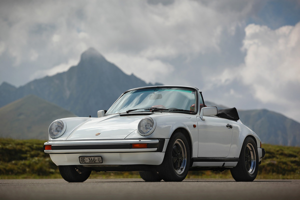 Bild: Porsche 911 SC Cabriolet (1983) - angeboten in der Versteigerung der Oldtimer Galerie Toffen am 22. März 2025