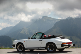 Porsche 911 SC Cabriolet (1983) - das offene Verdeck ragt zwar etwas über die Karosserie hinaus, verdeckt die Sicht aber nur geringfügig Porsche 911 SC Cabriolet (1983) - das offene Verdeck ragt zwar etwas über die Karosserie hinaus, verdeckt die Sicht aber nur geringfügig