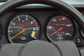 Porsche 911 SC Cabriolet (1983) - sportlich, aber wenig praktisch war der Tacho, der nur 50, 100, 150, … mit Zahlen anzeigt