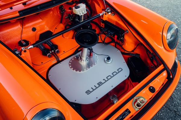 Image: Porsche 911 Sportec SUB1000 -digital fuse box next to motorsport tank, lightweight battery